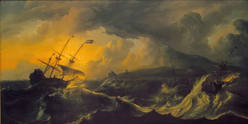 Storm aan een bergachtige kust