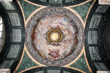 Zicht op de koepel van de Cybo-kapel, fresco gedecoreerd door Luigi Garzi (1638-1721) Rome, Basiliek van Santa Maria del Popolo, Cybo-kapel