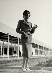 Model in een pak gecreëerd door het modehuis "Graldi"