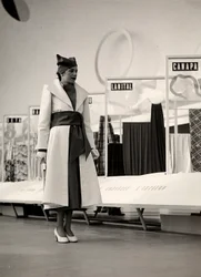 Model in een overjas gemaakt door het modehuis "Lamma"