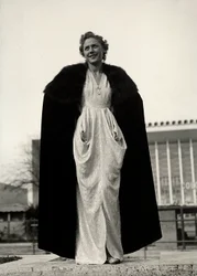 Model in avondjurk, een creatie van het modehuis "Graldi"