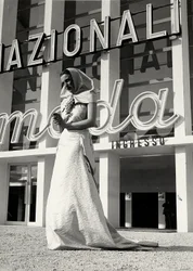 Model in trouwjurk gemaakt door het modehuis "Lamma"