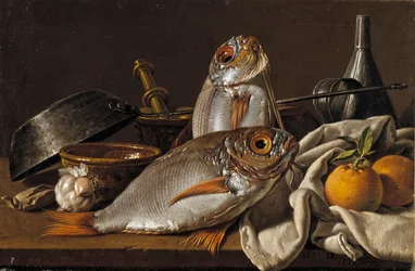 Stilleven met brasem, sinaasappels, knoflook en keukengerei