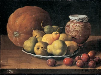 Peren op een bord, een meloen, pruimen en een versierde mansiespot op een houten richel