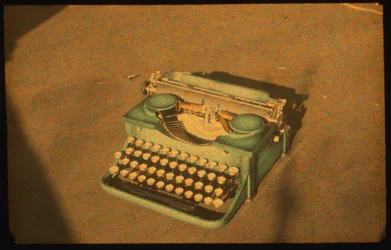Stilleven kleurenfoto van een typemachine genomen met Autochrome Lumière en een 35mm camera