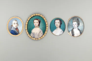 Mevrouw Arabella Walker-Heneage, née Cope (overleden c. 1818), in crèmekleurige jurk met kanten rand en bontomzoomde mantel, parels verstrengeld in haar opgestoken en gekrulde haar, lucht en wolken achtergrond