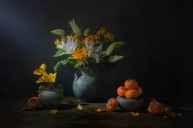 Herfstbloemen en fruit