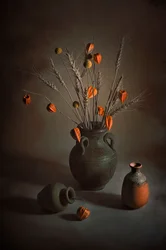 Herfststilleven met aardewerk
