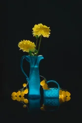 Blauw glas en gele bloemen