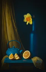Narcissen, theepot en sinaasappels
