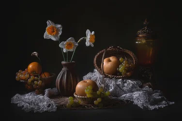 Stilleven met narcissen en fruit