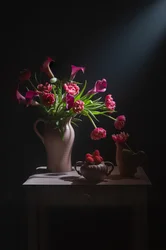 Dramatisch stilleven met roze bloemen