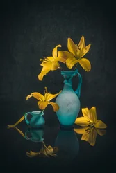 Gouden lelies en groenblauwe vazen