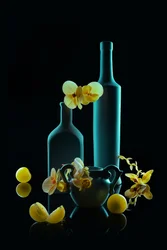 Gouden orchideeën en blauwgroene flessen