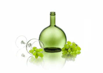 Groene fles, wijn en druiven