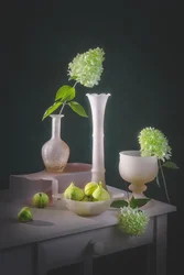 Groene vijgen, roze vazen