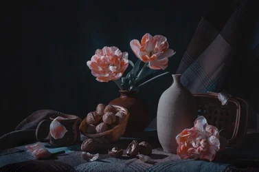 Sfeervol stilleven met tulpen