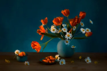 Sfeervol stilleven met tulpen en madeliefjes