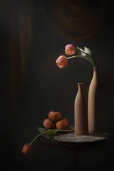 Sfeervolle tulpen en fruit