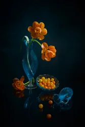 Oranjebloesem en blauw glas