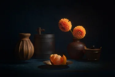 Stilleven met oranje dahlia