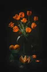 Stilleven met oranje tulpen