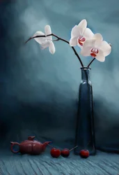 Orchideeën, thee en kersen