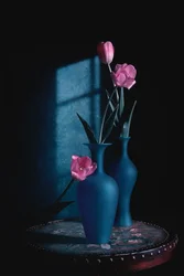 Roze tulpen en blauwe vazen
