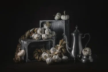 Rustiek stilleven met knoflook