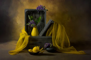Rustiek geel bloemstilleven