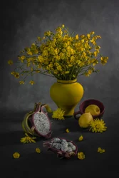 Gele bloemen en fruit