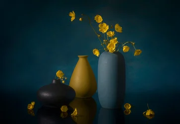 Stilleven met gele bloemen