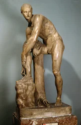 Hermes bindt zijn sandaal vast, Romeinse kopie van een Grieks origineel toegeschreven aan Lysippos