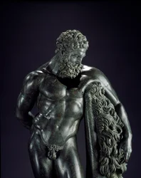 Griekse kunst: ‘Herakles in rust’, detail. Bronzen beeldhouwwerk toegeschreven aan Lysippos van Sikyon (395-305 v.Chr.), 4e eeuw v.Chr. Uit het heiligdom van Hercules Curinus, Sulmona. Nationaal Archeologisch Museum, Chieti, Italië