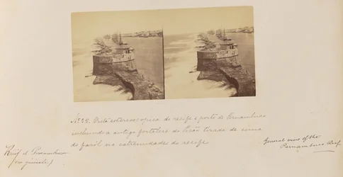 Stereoscopisch zicht vanaf het rif naar de haven van Pernambuco inclusief het oude fort van Picão genomen van boven de vuurtoren aan het eind van het rif