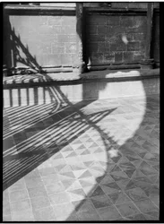 Detail met schaduwen op de vloertegels bij de ingang van de kathedrale kerk