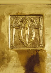 Meubels ontworpen voor No. 120 Mains Street, Glasgow, Repousse metalen plaquette oorspronkelijk boven open haard, ca. 1900