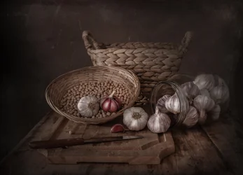 Donker rustiek stilleven met knoflook