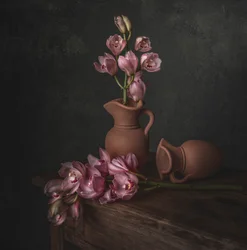 Stilleven met roze orchidee in een stemmige sfeer