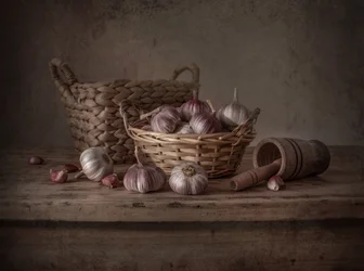 Rustiek stilleven met knoflook