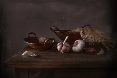 Rustiek stilleven met knoflook