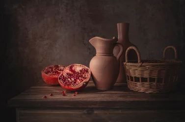 Rustiek stilleven met granaatappels