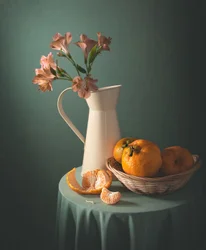 Mandarijnen en roze bloemen