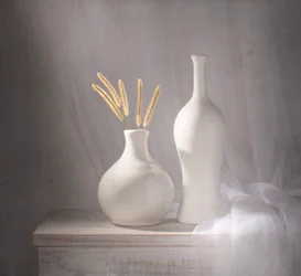 Witte vazen, zacht licht