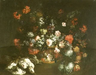 Rozen, tulpen, blauwe klokjes, seringen en andere bloemen in een mand met dode vogels
