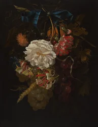 Boeket bloemen en fruit met blauw lint