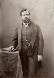 Driekwart lengte portret van de schilder Thomas Couture, met snor en dikke baard