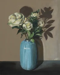 Witte pioenrozen in blauwe vaas - Sfeervol bloemstilleven
