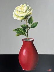 Witte roos in rode vaas