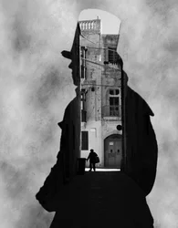 Silhouet van een man in een steeg